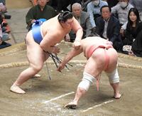 　宇良（右）の体をいなす大の里（撮影・佐藤厚）