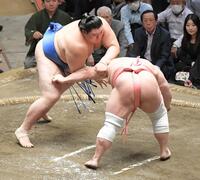 　宇良（右）の体をいなす大の里（撮影・佐藤厚）