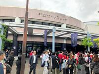 　中止が決まり、騒然となった千葉ポートアリーナの外周（撮影・山本鋼平）