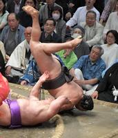 　尊富士（下）を首投げで破った霧島（撮影・佐藤厚）