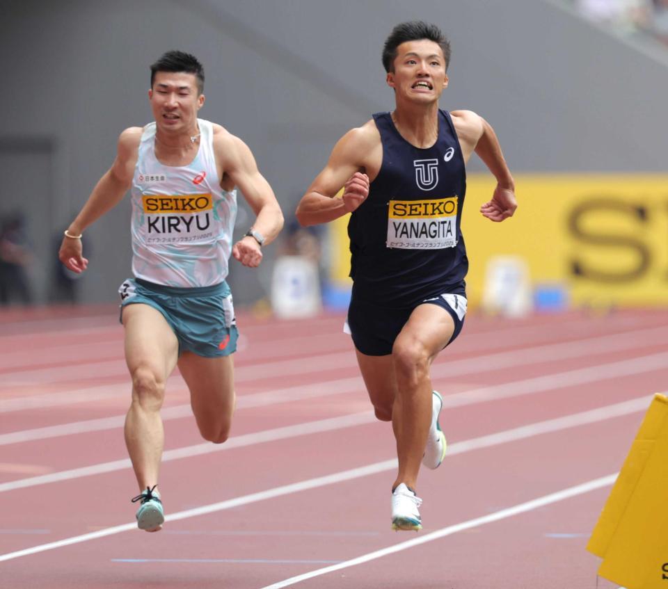 　男子１００メートルで優勝した柳田大輝（右）と５着の桐生祥秀