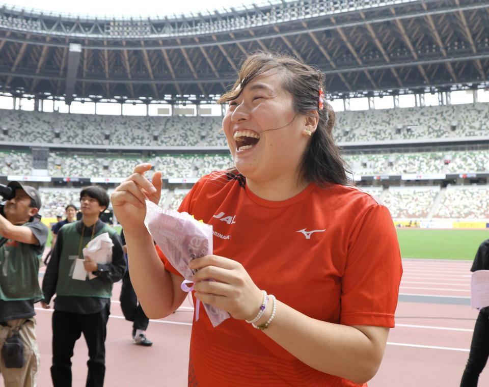 　客席に花束を投げ入れるも、届かず側溝に落ち、悲鳴を上げた北口榛花（撮影・吉澤敬太）