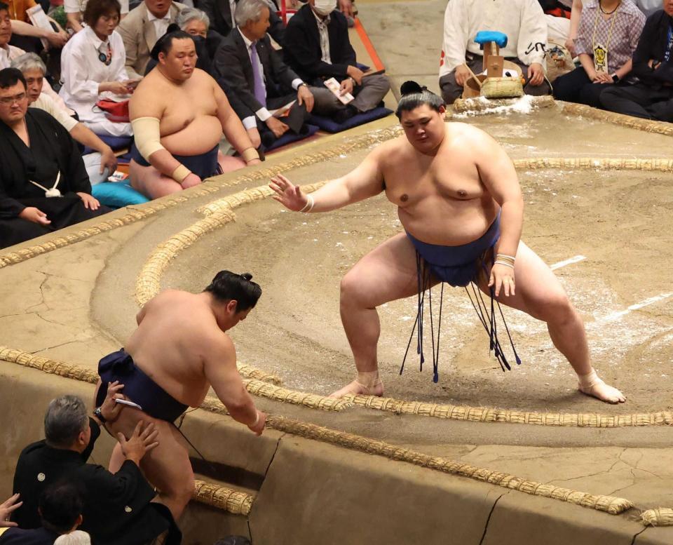 　平戸海（左）を押し出しで下す大の里