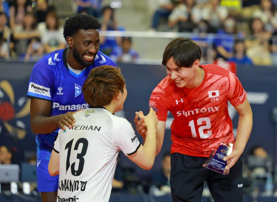 　優秀選手に選ばれたサントリーの高橋藍（右）ら（撮影・石湯恒介）