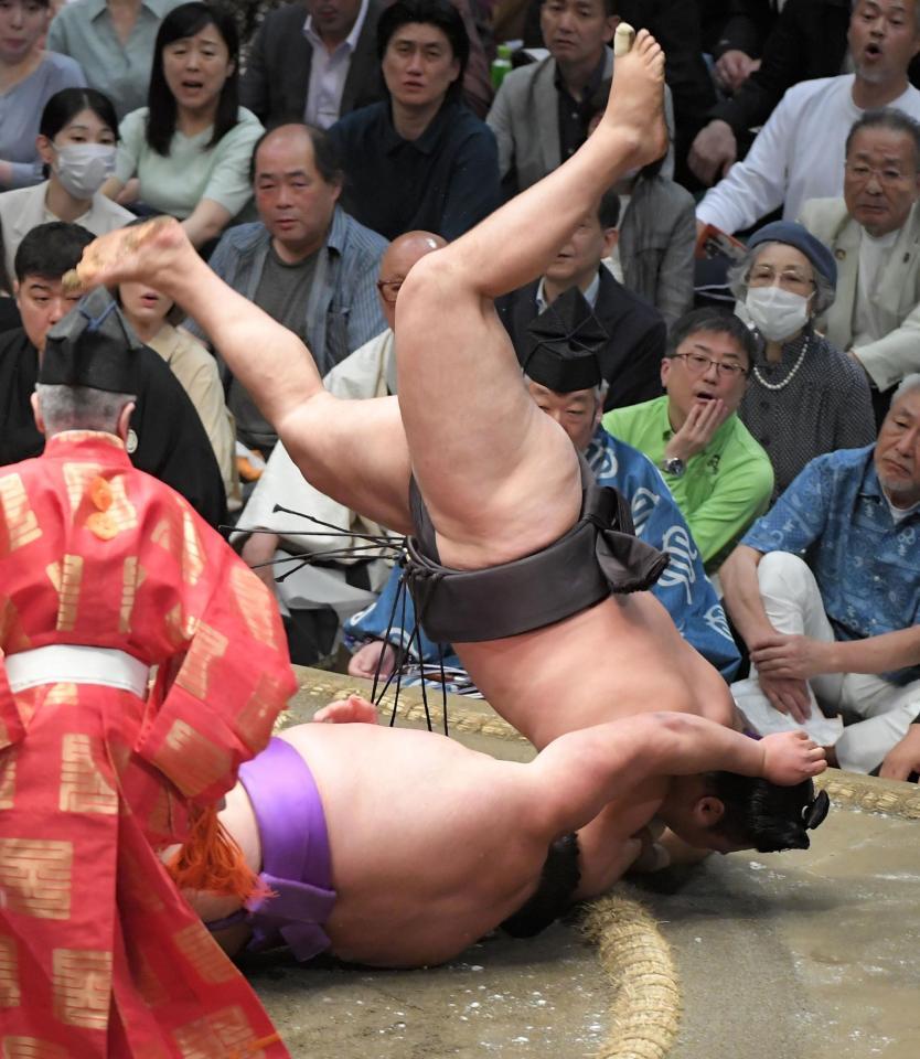 　尊富士（下）を首投げで破った霧島（撮影・佐藤厚）