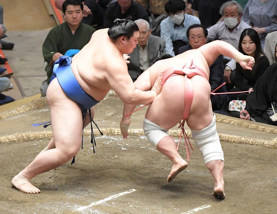 　宇良（右）を送り出しで下し、全勝を守った大の里（撮影・佐藤厚）