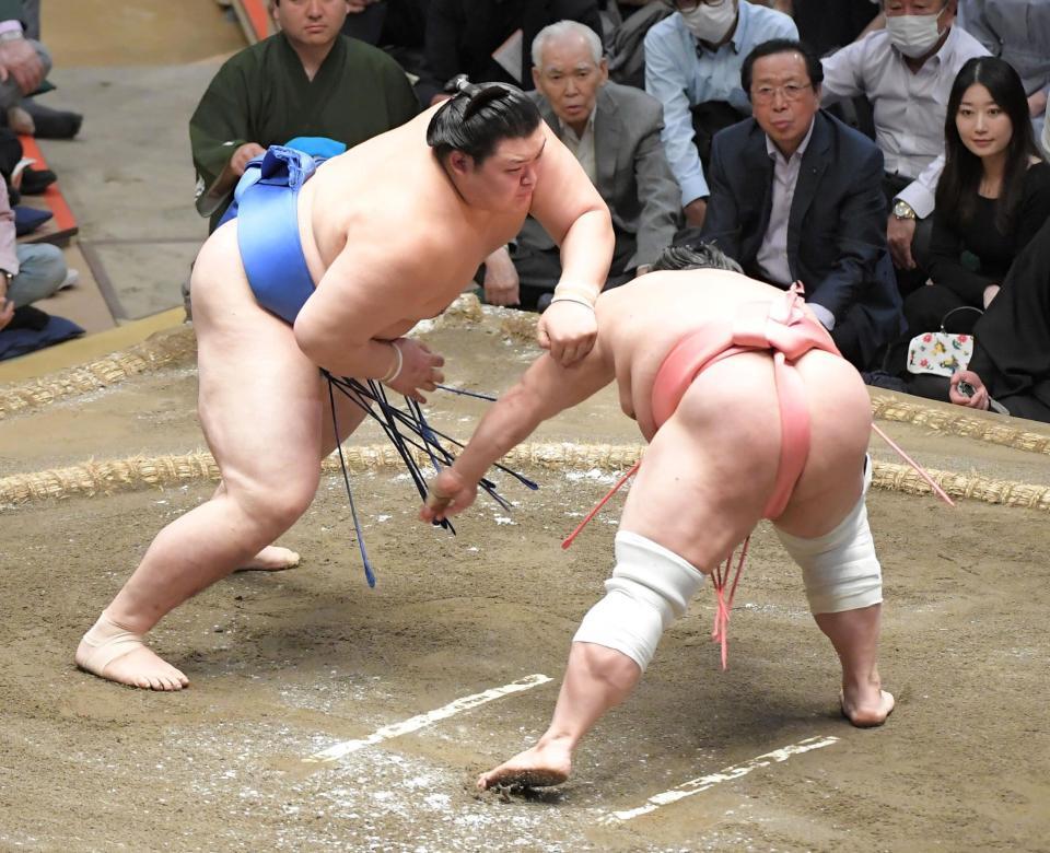 　宇良（右）の体をいなす大の里（撮影・佐藤厚）