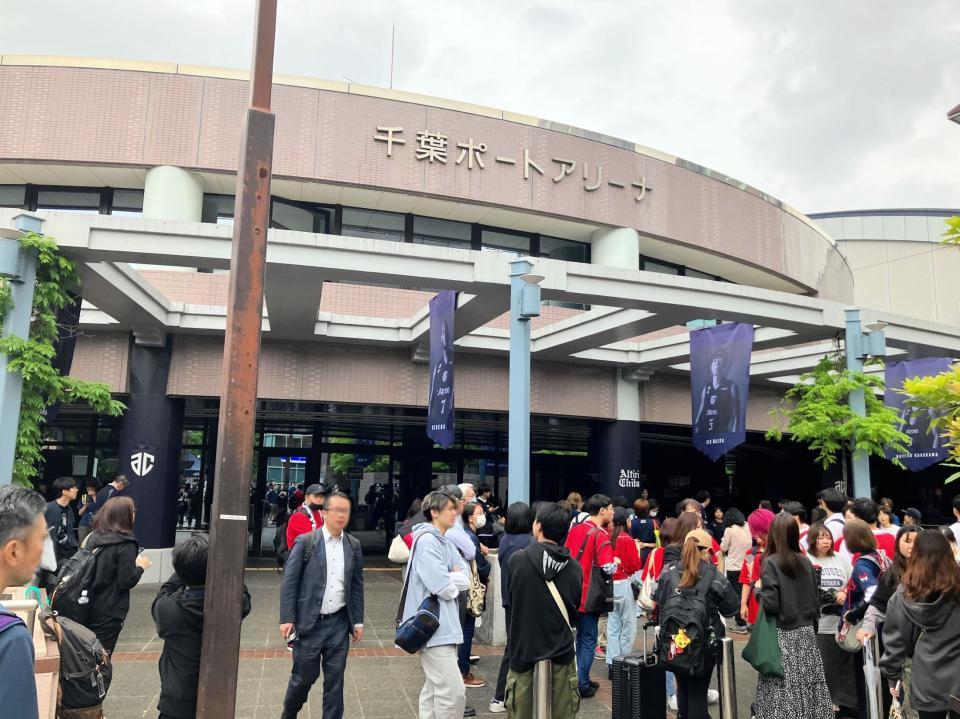 　中止が決まり、騒然となった千葉ポートアリーナの外周（撮影・山本鋼平）