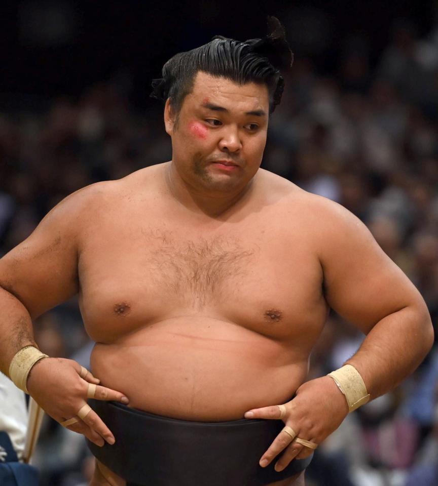 　首投げで尊富士を破り顔面に擦り傷を負う霧島（撮影・開出牧）