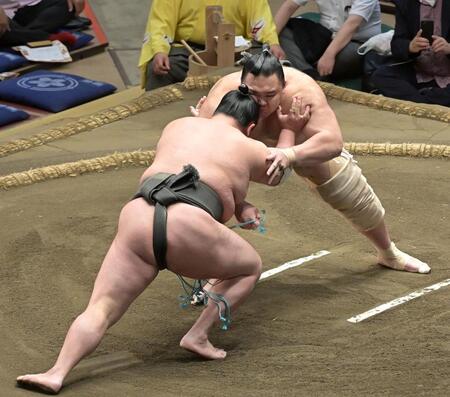 　鳴滝を攻め立てる朝乃山（右）＝撮影・持木克友