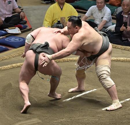 　鳴滝を攻め立てる朝乃山（右）＝撮影・持木克友