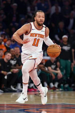 　カンファレンス準決勝のセルティックス戦で、ボールを運ぶニックスのブランソン＝１６日、ニューヨーク（ゲッティ＝共同）