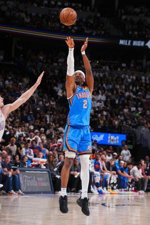 　カンファレンス準決勝のナゲッツ戦で、シュートを放つサンダーのギルジャスアレクサンダー＝１５日、デンバー（ＮＢＡＥ・ゲッティ＝共同）