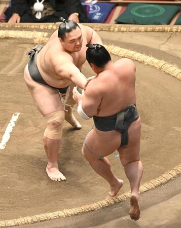 　朝乃山（左）が突き出しで鳴滝を破る