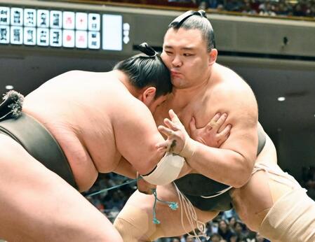 　鳴滝（左）と攻め合う朝乃山。突き出しで破る