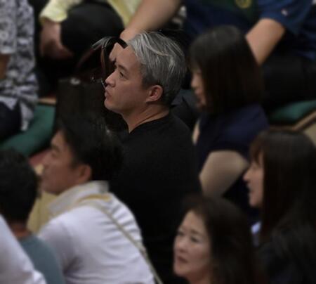 　観戦する五十嵐亮太氏（撮影・持木克友）