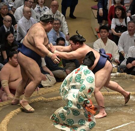 　高安を突き出しで破った平戸海（右）＝撮影・持木克友