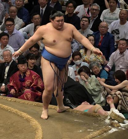 　一山本（右）を押し倒しで下した大の里（撮影・持木克友）