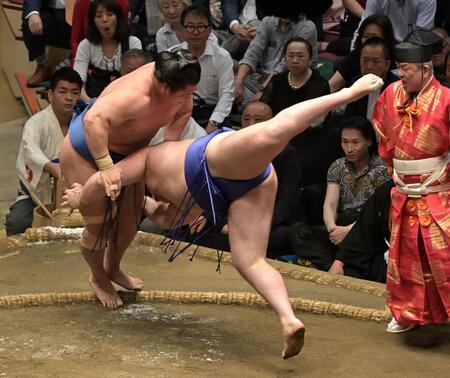 　安青錦を肩透かしで破った若隆景（左）＝撮影・持木克友