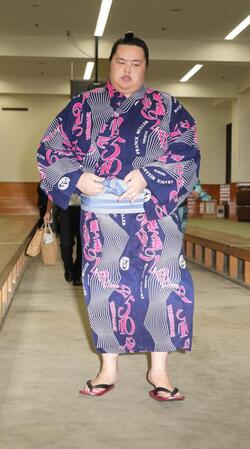 　浮かない表情で国技館を後にする琴桜