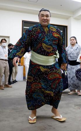 　琴桜を破り笑顔で国技館を後にする霧島