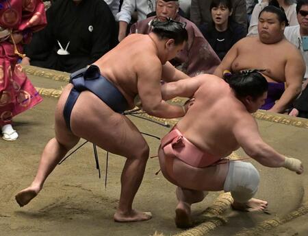 　宇良（右）を送り出しで下した豊昇龍（撮影・持木克友）