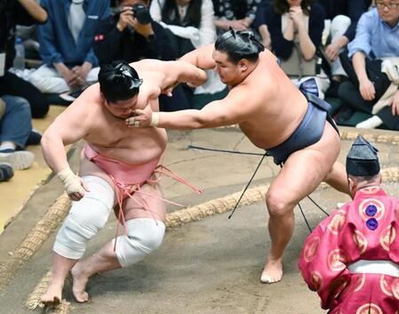 　豊昇龍（右）が送り出しで宇良を下す