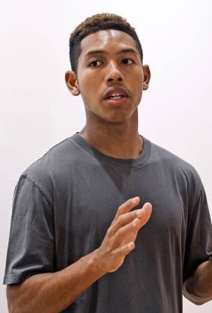 　取材に応じる陸上男子のサニブラウン・ハキーム＝２０日、羽田空港