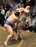 　一山本（右）を押し倒しで下した大の里（撮影・持木克友）