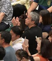 　観戦する五十嵐亮太氏（撮影・持木克友）