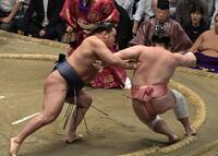 　宇良（右）を送り出しで下した豊昇龍（撮影・持木克友）