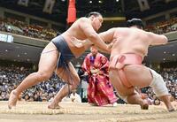 　豊昇龍（左）が送り出しで宇良を下す