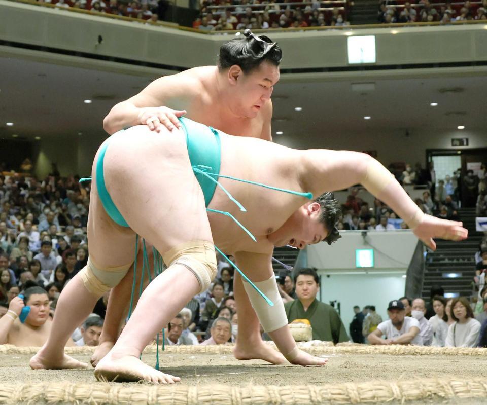 　はたき込みで一山本（下）を下す豊昇龍（撮影・武藤健一）