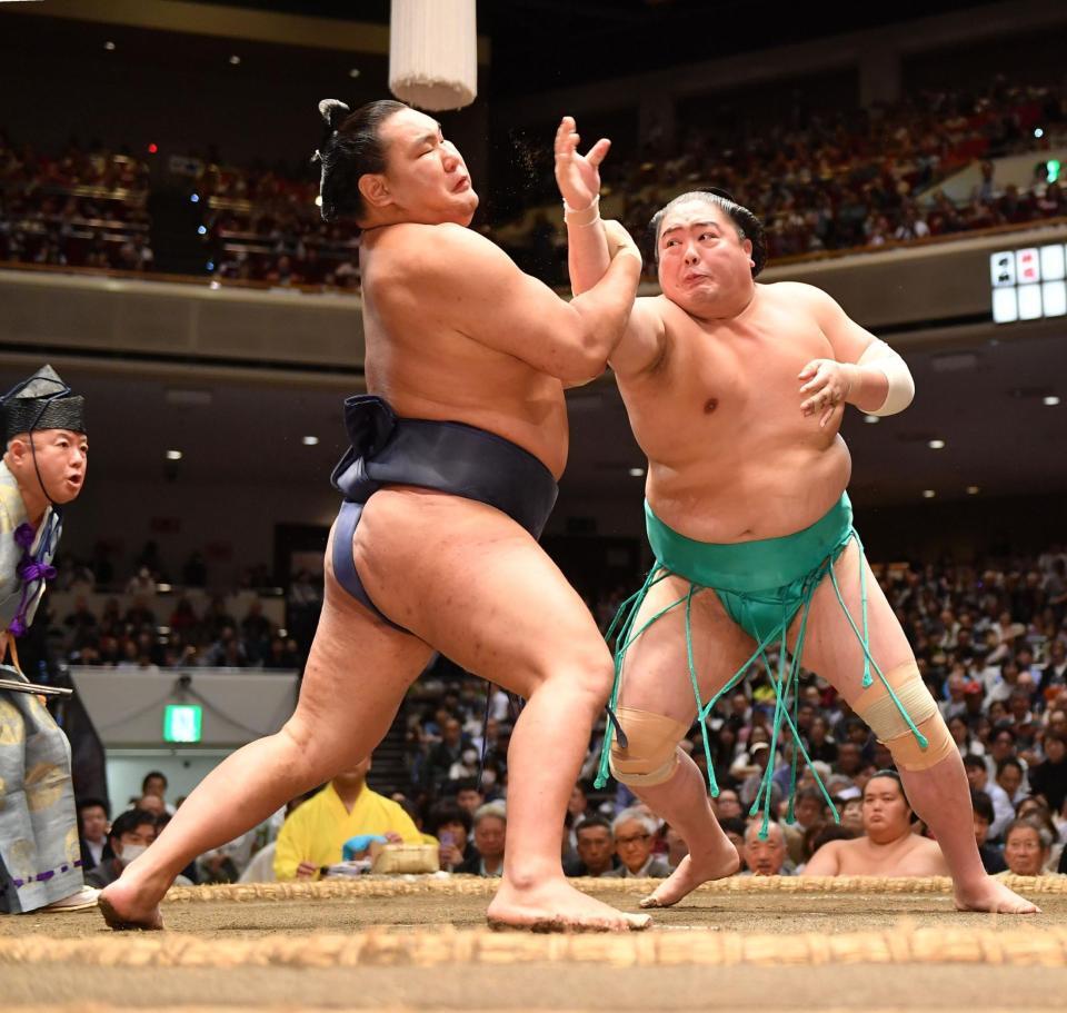 　一山本（右）の突っ張りを巧みにかわす豊昇龍（撮影・開出牧）