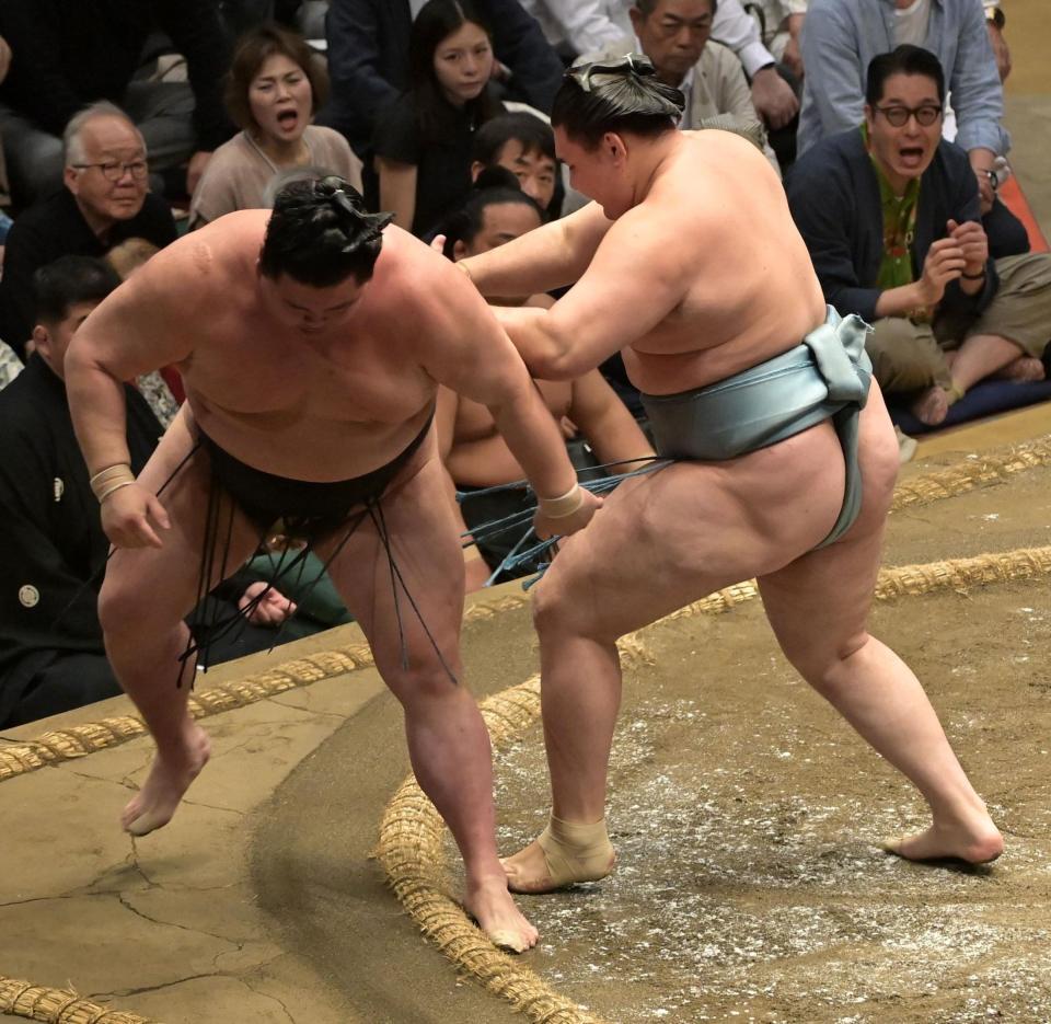　正代（左）を送り出しで破った欧勝馬（撮影・持木克友）