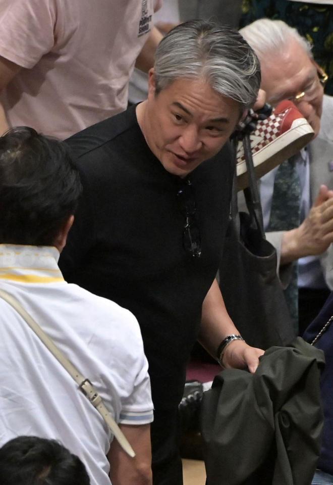 　観戦に訪れた五十嵐亮太氏（撮影・持木克友）