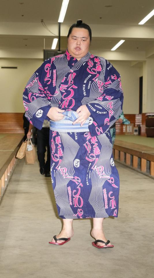 　浮かない表情で国技館を後にする琴桜