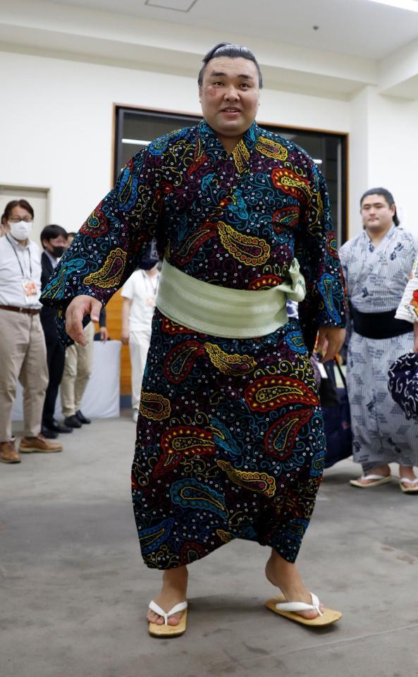 　琴桜を破り笑顔で国技館を後にする霧島