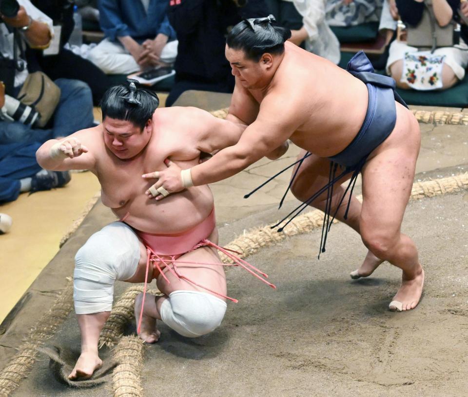 　豊昇龍（右）が送り出しで宇良を下す