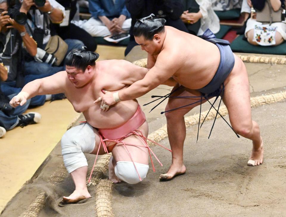 　豊昇龍（右）が送り出しで宇良を下す