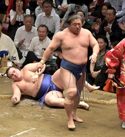 　安青錦を肩透かしで下し２敗を守った若隆景（右）＝撮影・持木克友