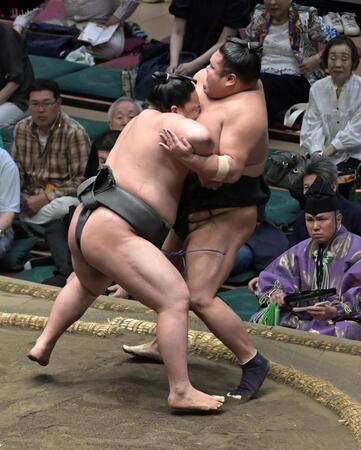 　出羽ノ龍に寄り倒される天空海（右）＝撮影・持木克友