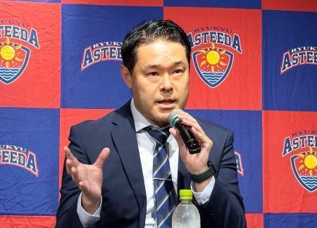 　就任記者会見で抱負を述べるＴリーグ琉球の田勢新監督＝２１日、東京都内
