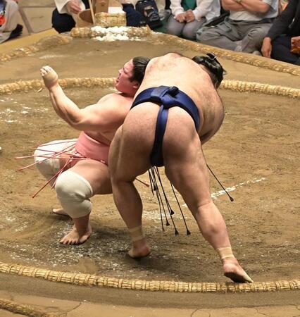 　高安（右）を伝え反りで破った宇良（撮影・持木克友）