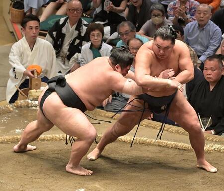 　伯桜鵬（左）を攻める豊昇龍（撮影・持木克友）