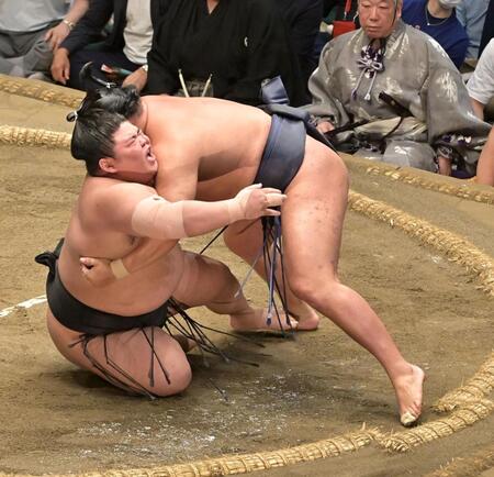 　腰砕けで豊昇龍に敗れ悔しそうな伯桜鵬（左）＝撮影・持木克友
