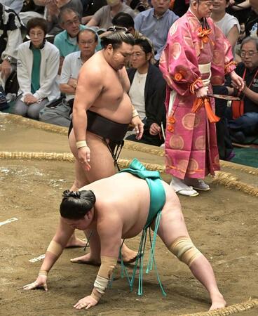 　一山本をはたき込みで破った霧島（撮影・持木克友）