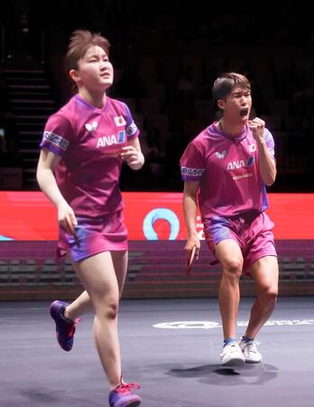 　混合ダブルス準々決勝でポイントを奪い、ガッツポーズする吉村真晴（右）、大藤沙月組（共同）