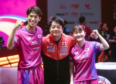 　混合ダブルス準決勝進出を決め、男子の岸川聖也監督（中央）と喜ぶ吉村真晴（左）、大藤沙月組（共同）