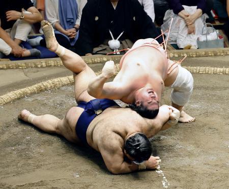 宇良、またも高安に珍手　「伝え反り」で館内沸かす